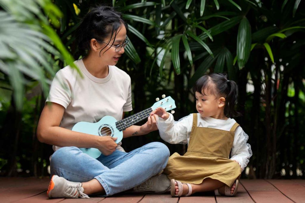 Ibu memperkenalkan lagu anak-anak kepada putrinya (Foto: Magnific)